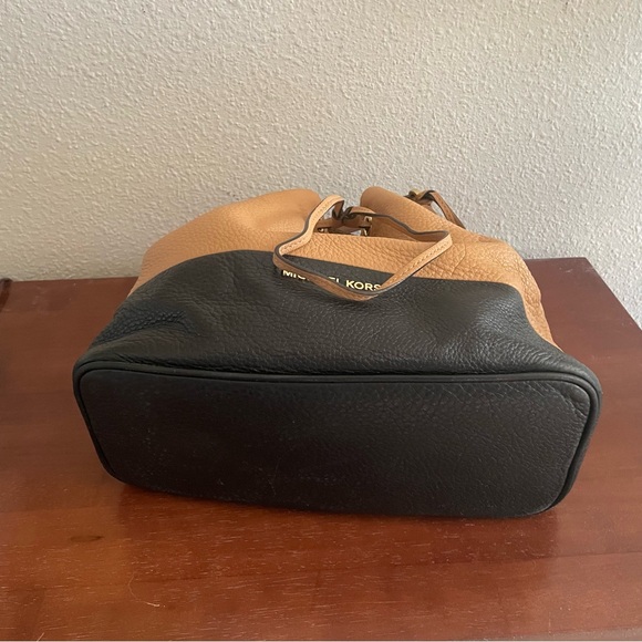 MK saddle and black soft leather Drawstring Bucket Bag - Picture 5 of 9